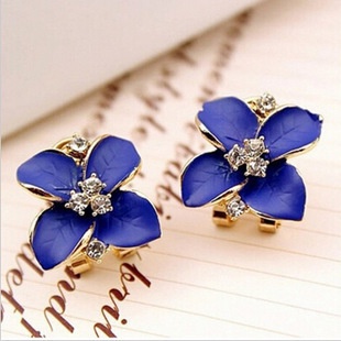 Women Rhinestone Inlaid Enamel Clover Shape Stud Earrings (Takota 033)