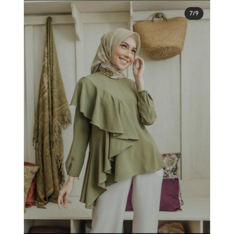 Sienna Blouse Emerland Wearing Klamby