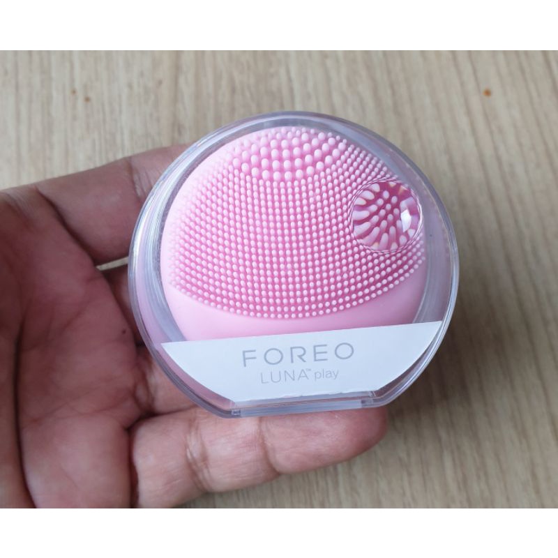 FOREO LUNA play - Pembersih Wajah Sonic Portabel