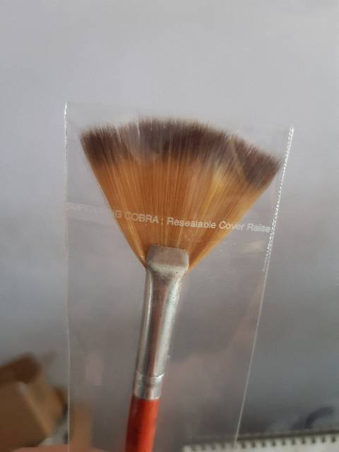 RANEE Cosmetic Fan Brush for Highlighter