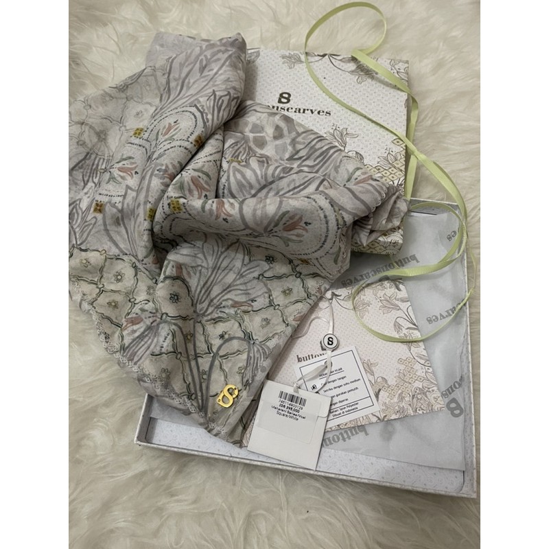 Preloved Buttonscarves Maharani White