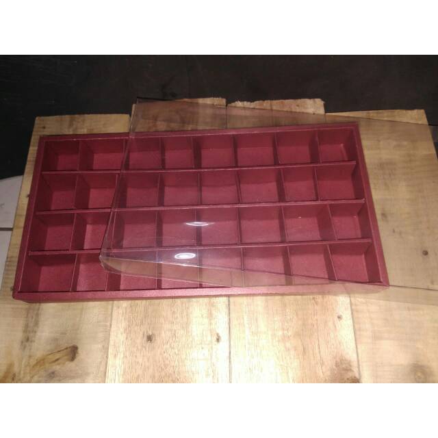 

Box coklat 32 merah maroon - 8x4 (32) - box kue sekat 32 - bisa Gosend