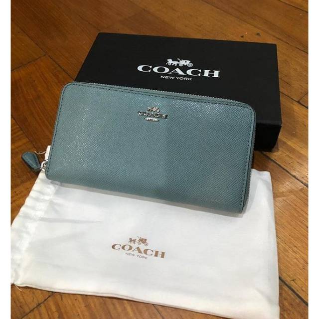 CONSIGNMENT.
Brand New Coach Wallet With Box, Card and Dust Bag