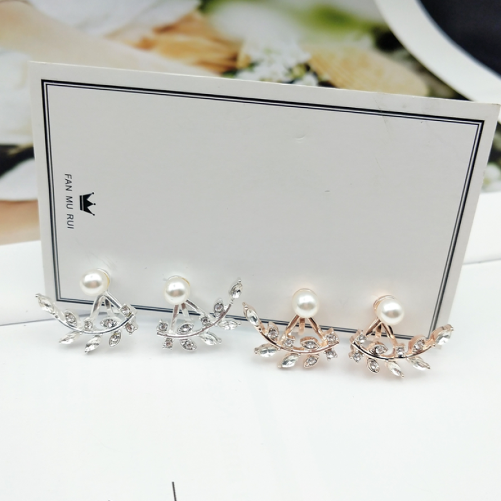 Anting Klip On Wanita Desain Daun Geometri Hias Mutiara + Berlian Imitasi Warna Gold / Silver