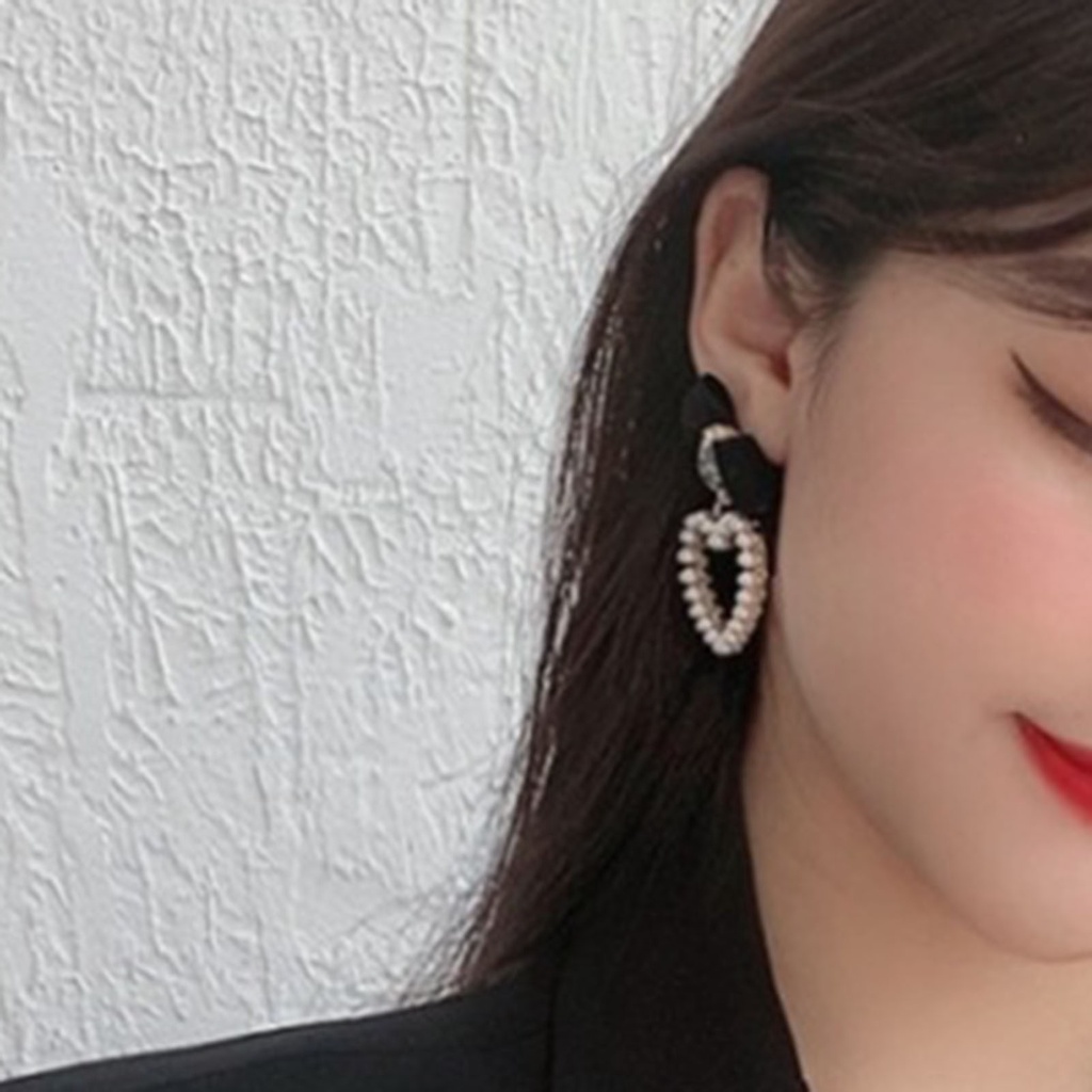 Hu Hu Hu Hu Hu Alat Bantu Pasang Kacamata♡ 1 Pasang Anting Bentuk Pita Aksen Mutiara Imitasi Warna Hitam Gaya Retro Untuk Wanita