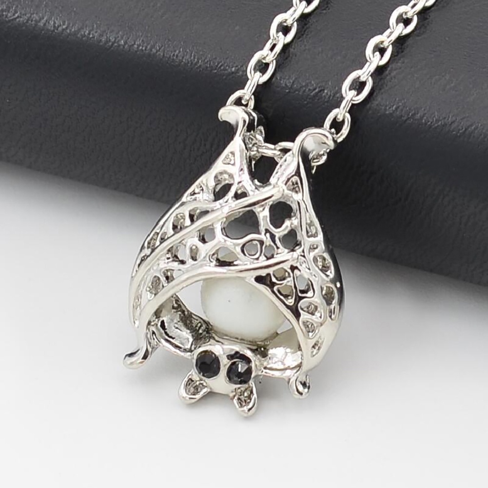 Hu Hu Hu Hu Hu Alat Bantu Pasang Kacamata♡ Kalung Rantai Liontin Kelelawar Hollow Luminous Untuk Wanita