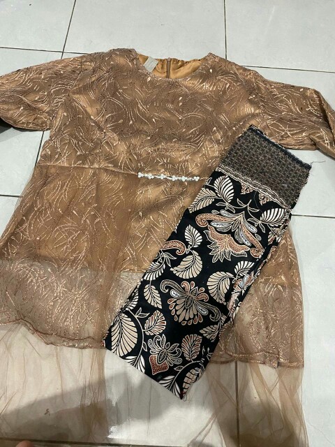 Batik Couple Kebaya Tunangan Set Anisa Lamaran Wisuda Nikahan Wanita Terbaru Modern