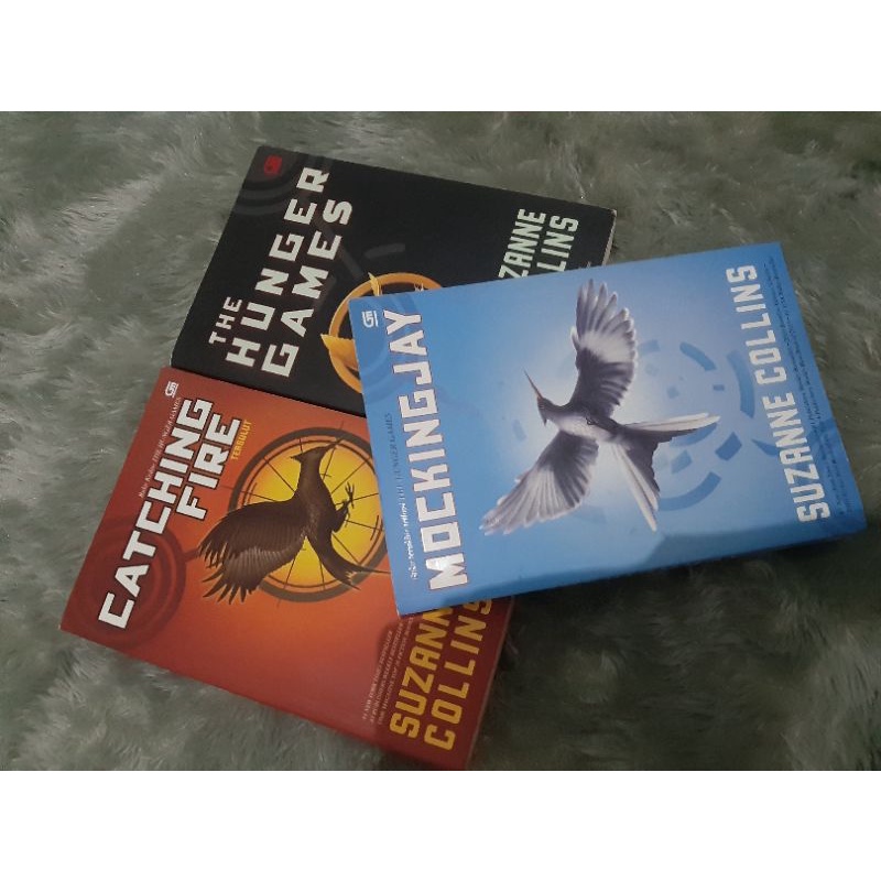 Preloved novel Set The Hunger Games, Catching Fire, dan Mockingjay