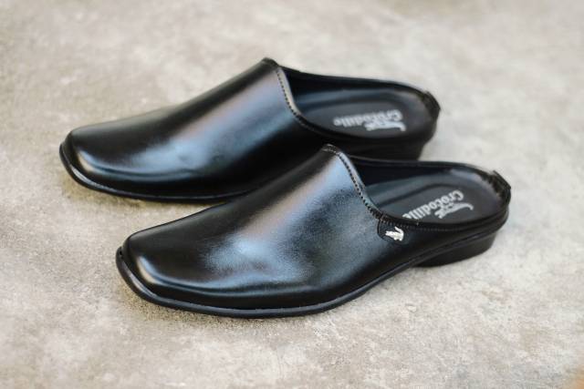 Sandal Sepatu Bustong Kasual Pria Hitam Putih