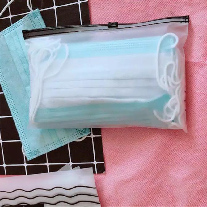 

Tempat Masker Boneka Pensil Plastik Transparan Motif Dengan Resleting 90-123hs