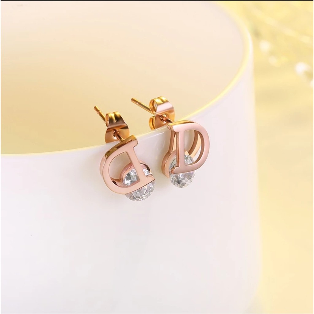 Anting Tusuk Titanium Huruf &quot; D &quot; Zirkon Artifisial Untuk Wanita Fashion Tersedia Rosegold dan Gold