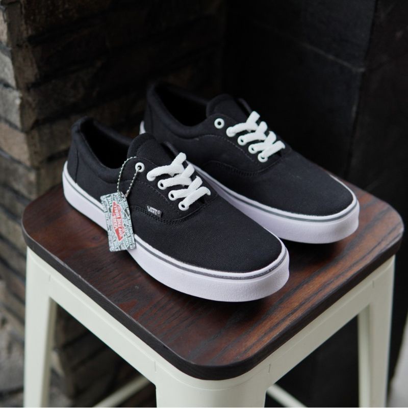 Sneakers Sepatu Vans Authentic Black White Hitam Black Sneakers Casual Sekolah Kerja Kuliah Traning Ospek Kado Hadiah Formal Casual Murah Awet Laris