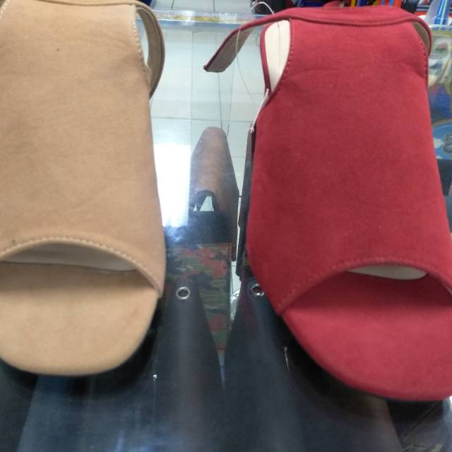 Sendal wedges merek cerelia