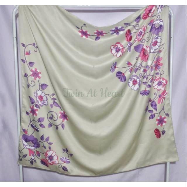 Hijab/Kerudung segi empat maxmara silk motif