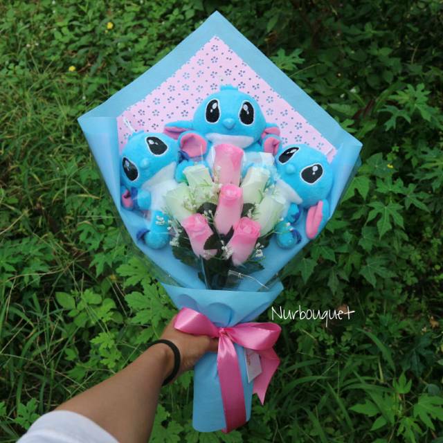 Bouquet bunga artificial Boneka Stitch atau Hello Kitty / Bouquet Stitch atau Hello Kitty