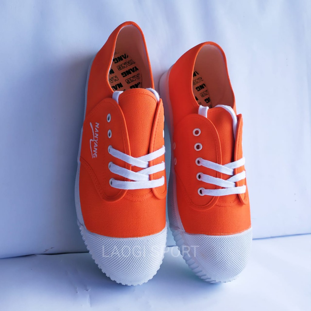 Sepatu takraw nanyang motif orange polos
