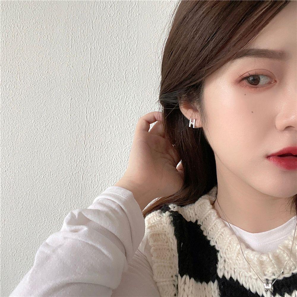 Agustina Huruf H Anting Untuk Wanita Geometris Chic Huruf Hadiah Pesta Temperamen Gadis Bulat Telinga Gesper