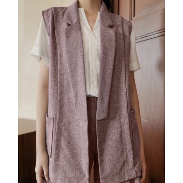 Maven Genie vest in cranberry new