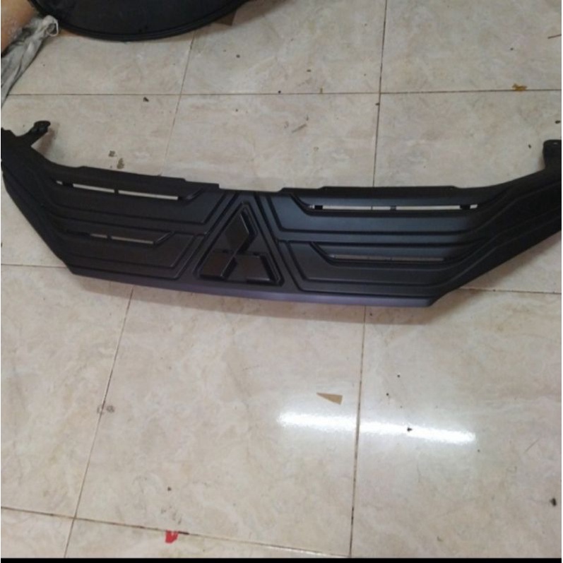 GRILL XPANDER HITAM DOF