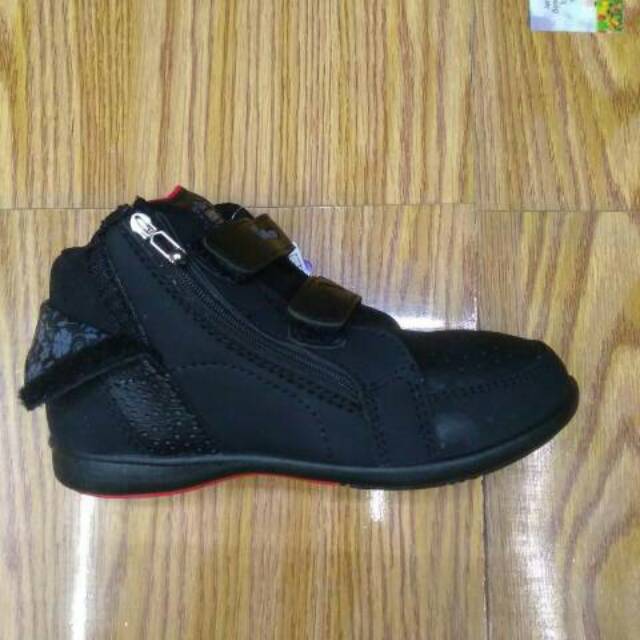 Sepatu sekolah hitam polos loggo new model