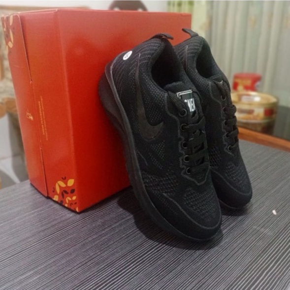 sepatu sneakers full hitam / sepatu sekolah laki perempuan