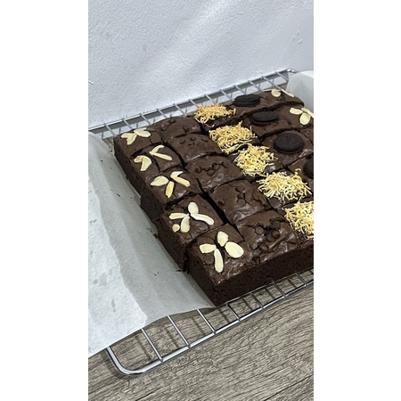 

Brownies Panggang Topping Campur Oreo uk.20x20 (Sekat 25pcs)