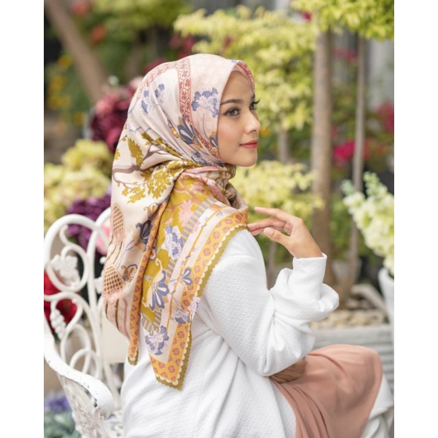 Wana Scarf Wearing Klamby