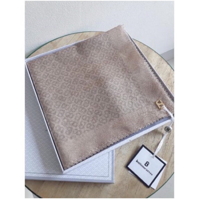 Tapis square in Butter by Buttonscarves