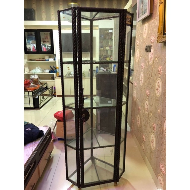 lemari sudut untuk pajangan kaca bekas preloved kondisimulus