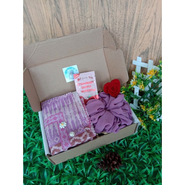 

HAMPERSMURAH/KADO/JILBAB MOTIF PASMINA GIFTBOX KADO ULANG TAHUN CEWEK BOTOL PARFUM DOMPET PAKET 2