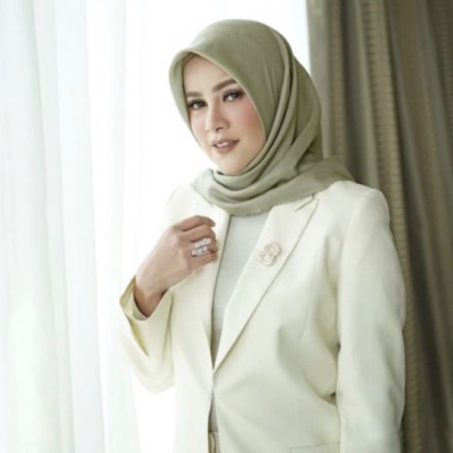 Buttonscarves Olla Square in Sponge