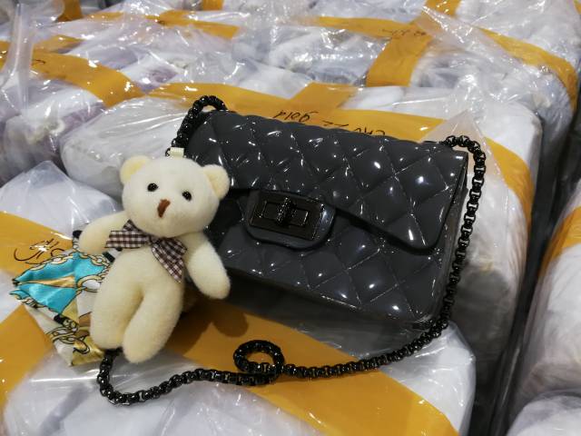 Tas jelly import chanl classic maxi jelly glossy size 18 rantai hitam free syal boneka ready jakarta