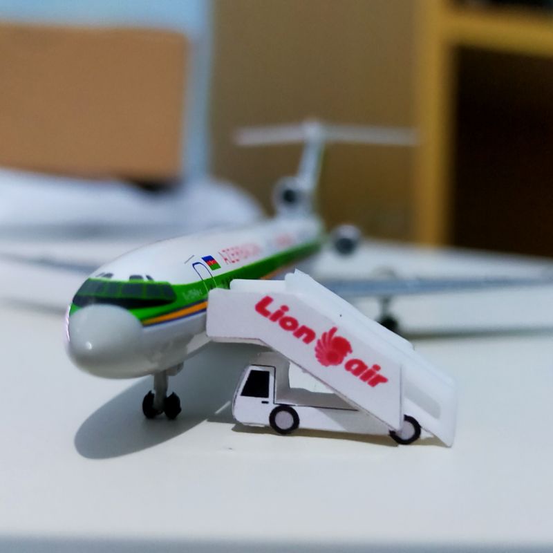 mainan diecast pesawat GSE Ground Service Equipment Lion Air tangga staircase 1/400