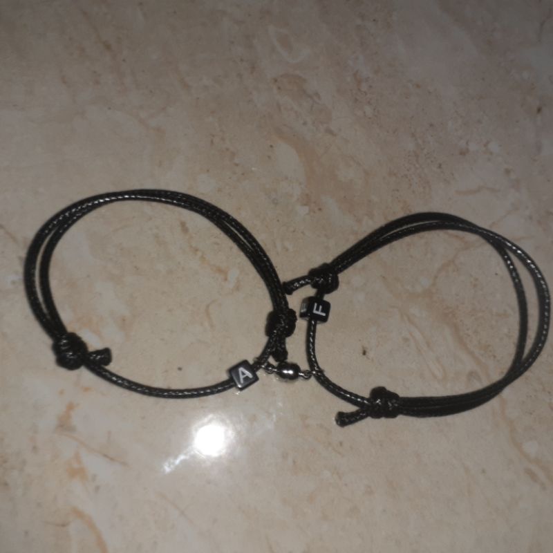 [GELANG SEPASANG]gelang couple magnet inisial kotak, gelang hitam murah