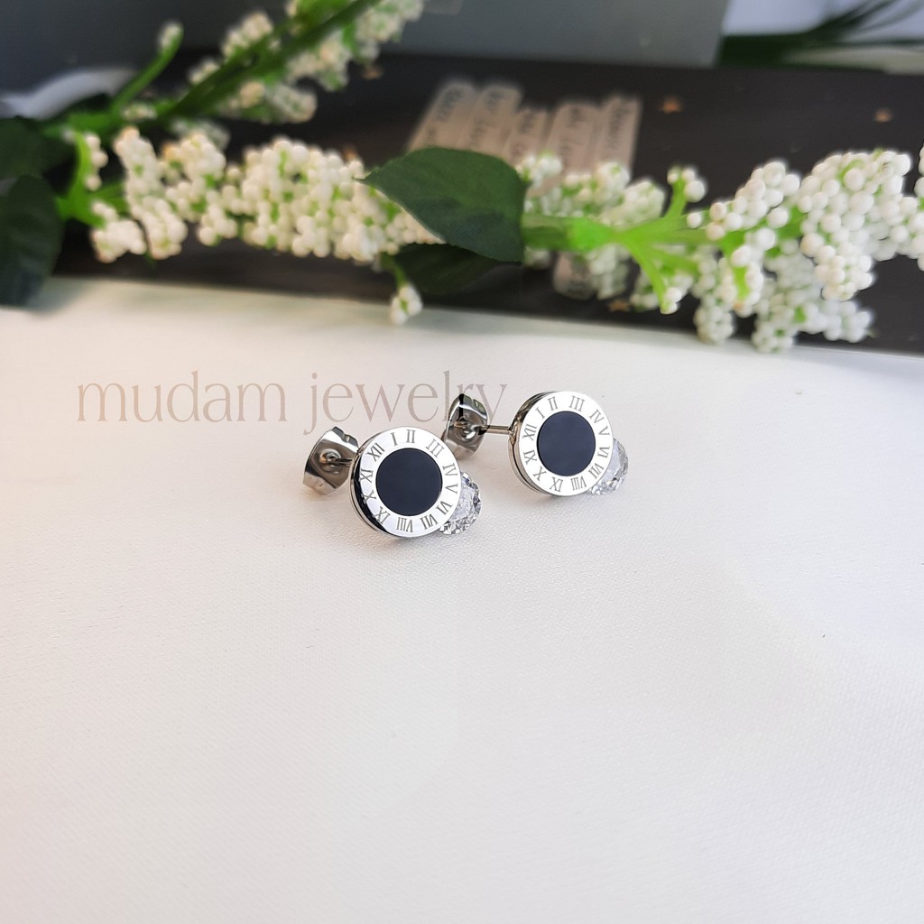 Anting Titanium Stud B&lt;lgr Diamond Huruf Romawi Untuk Wanita Tersedia Warna Rosegold, Gold,  Silver