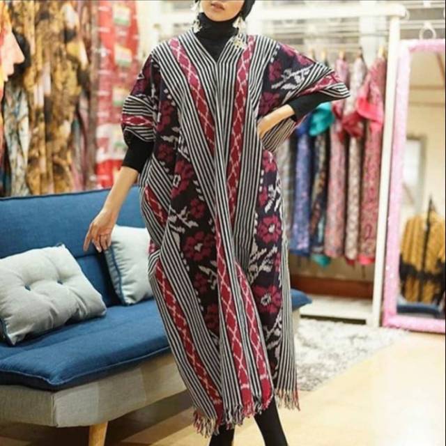 Kaftan tenun motif mawar tratai