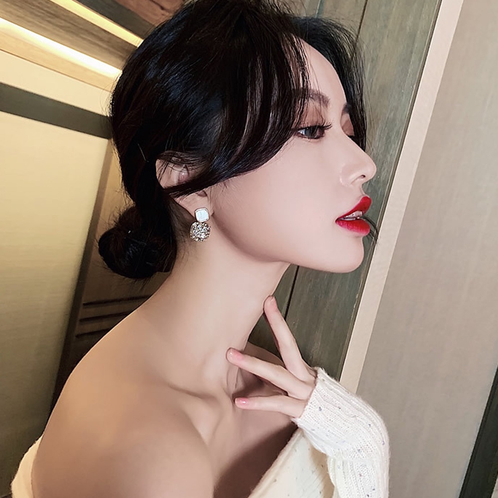 1 Pasang Anting Liontin Berlian Korea Desain Premium untuk Wanita