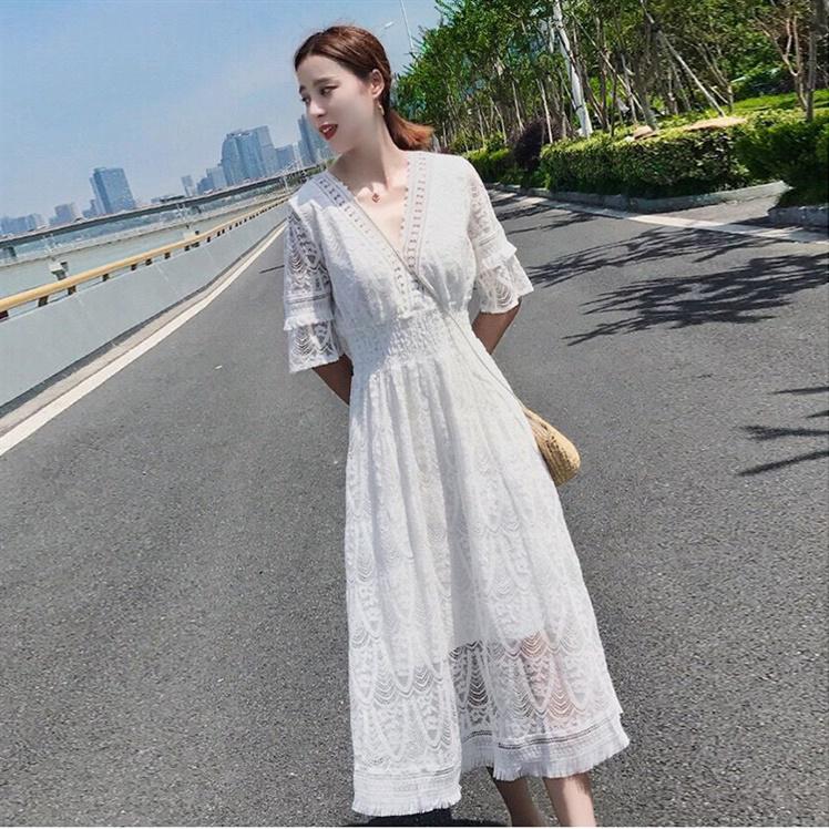 Long Dress  Pantai  Model V neck Warna  Putih  Bahan Lace 