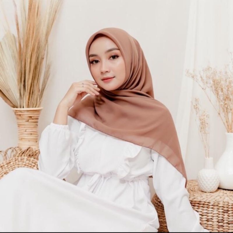 Hijab segi empat paris premium polos by : catlyn carla-Ovaltine