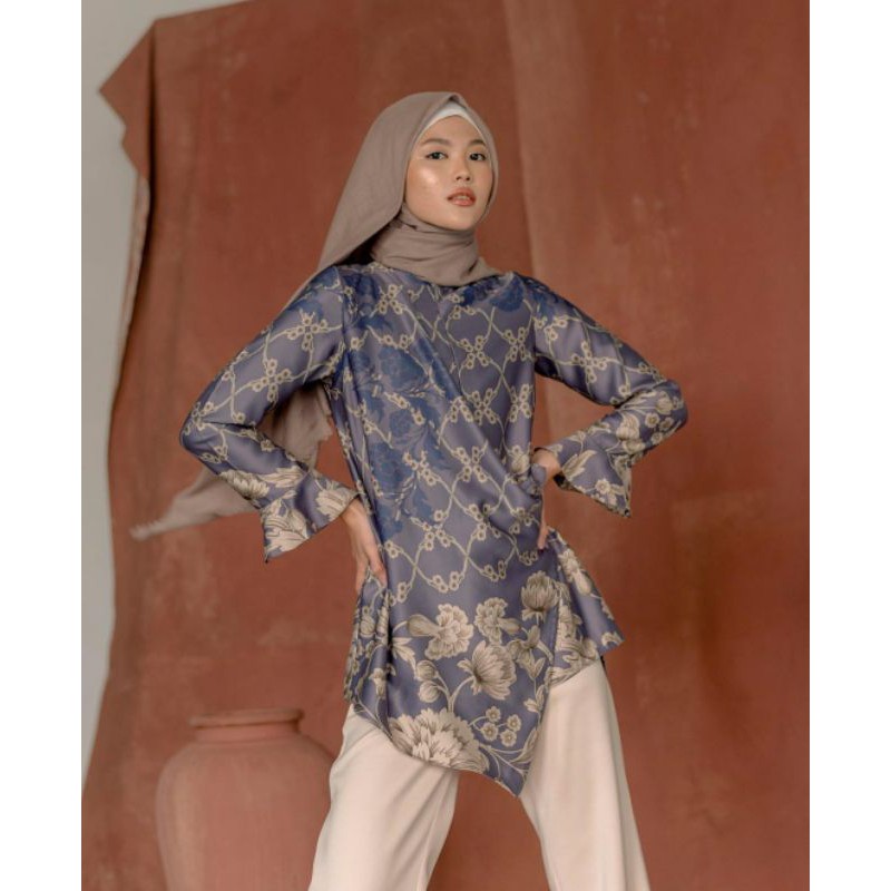 PRELOVED SUMBAWA BLOUSE IN CLOUDY DAN FOREST SIZE L BY WEARINGKLAMBY WITH BOX AND HANGING TAG