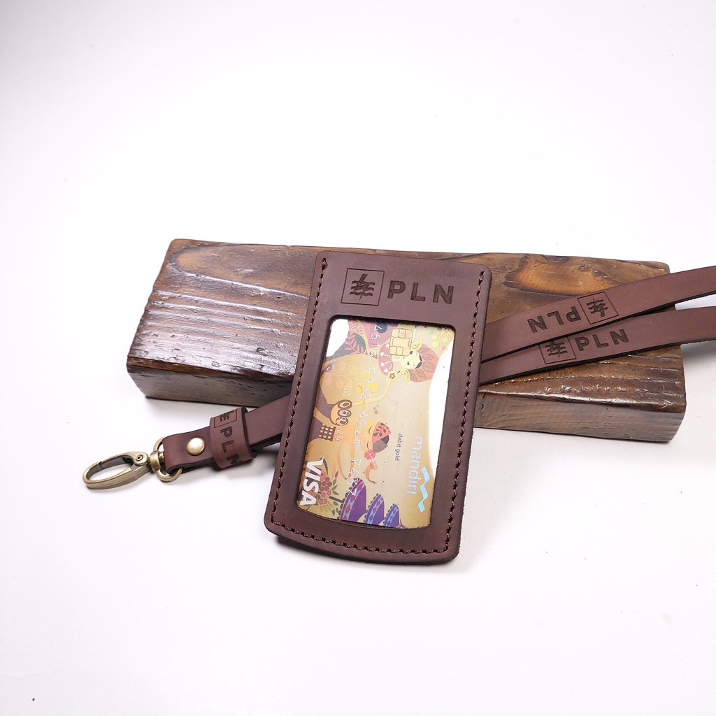 

ID CARD HOLDER KULIT SAPI CUTOM NAMA DAN LOGO MODEL BASIC TERBARU WARNA COKLAT CRAZY HORSE