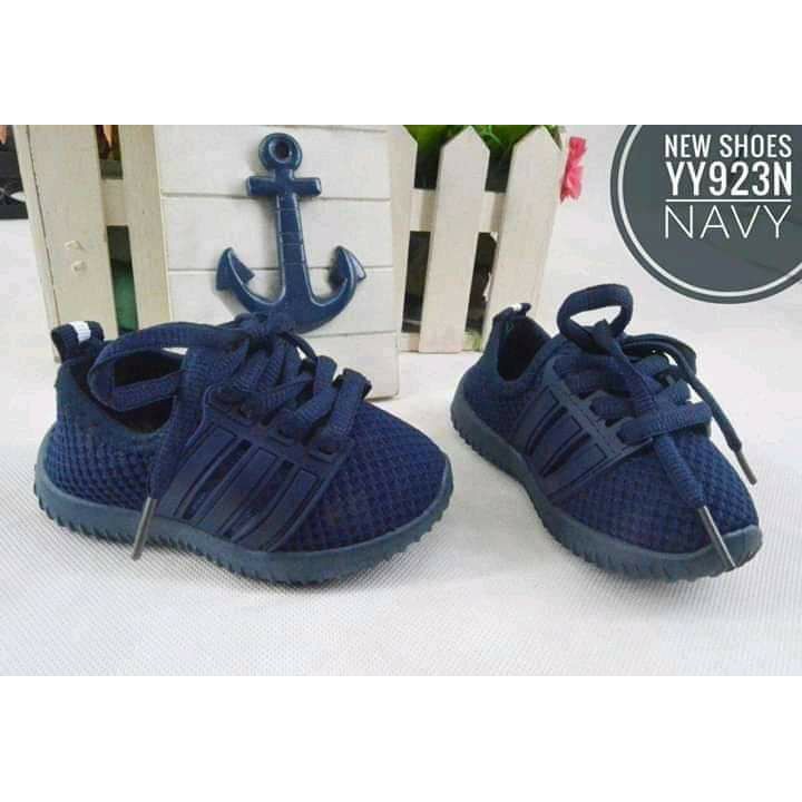 Sepatu kets anak