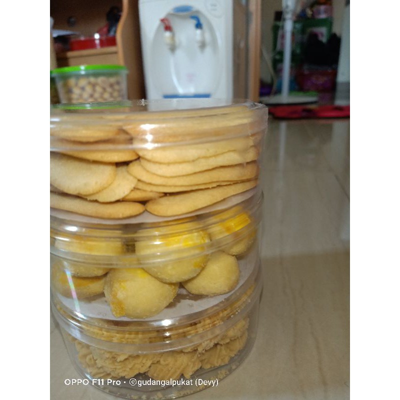 

paket 3 , nastar ,kue senprit, lidah kucing