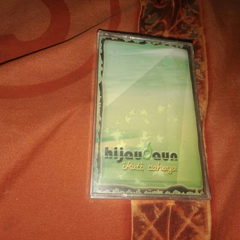 Kaset Pita:Hijau Daun-Ikuti Cahaya