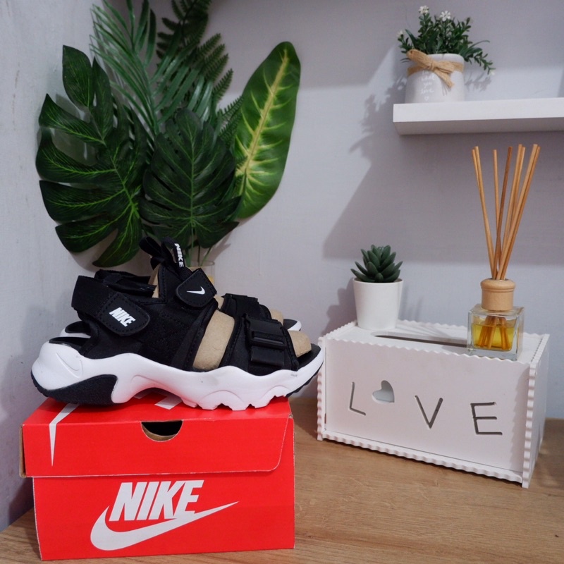 Nike canyon original black white