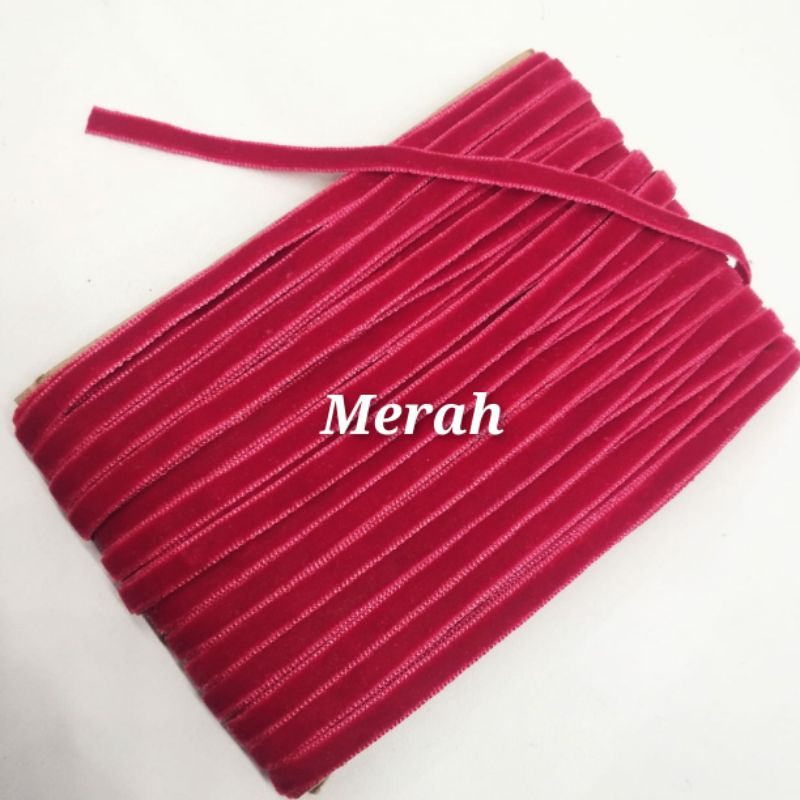 

per rol 15 meter,pita bludru warna merah lebar 0.5 cm