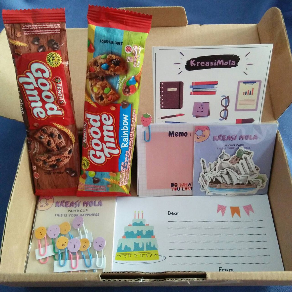 

Paket kado Hampers Gift Box Stationary and Snack murah Free Request Kartu Ucapan