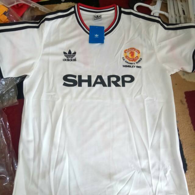Jersey bola retro lawas Manchester united F.A charity shield wembley 1983