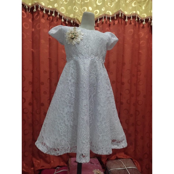 Gaun brokat cord putih lengan pendek