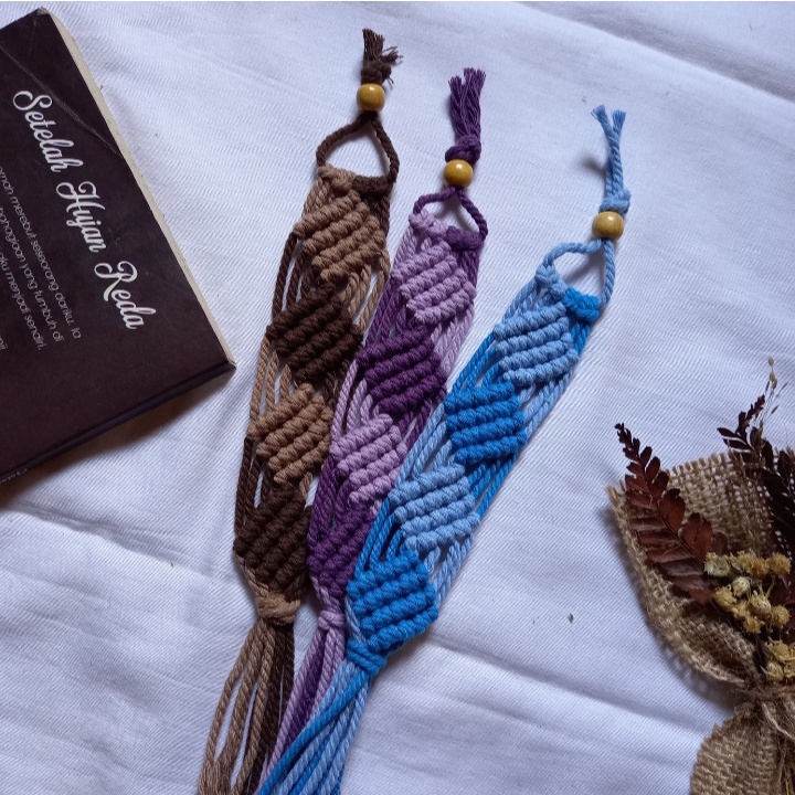 

Pembatas buku/macrame bookmark